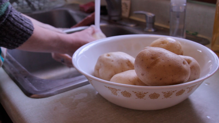 mashed-potatoes-recipe-washing
